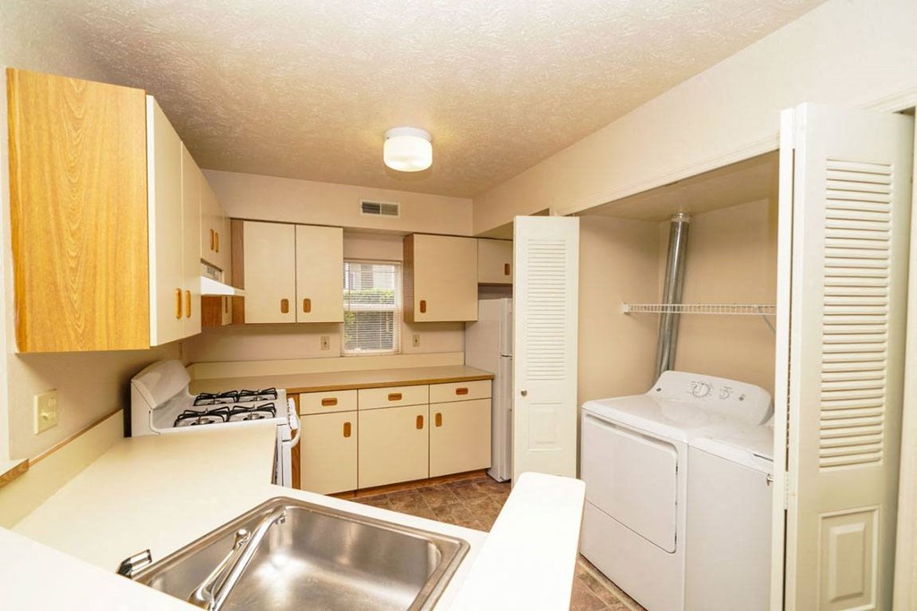 End Style Kitchen End Style Kitchen at Orchard Lakes Apartments, Toledo, 43615