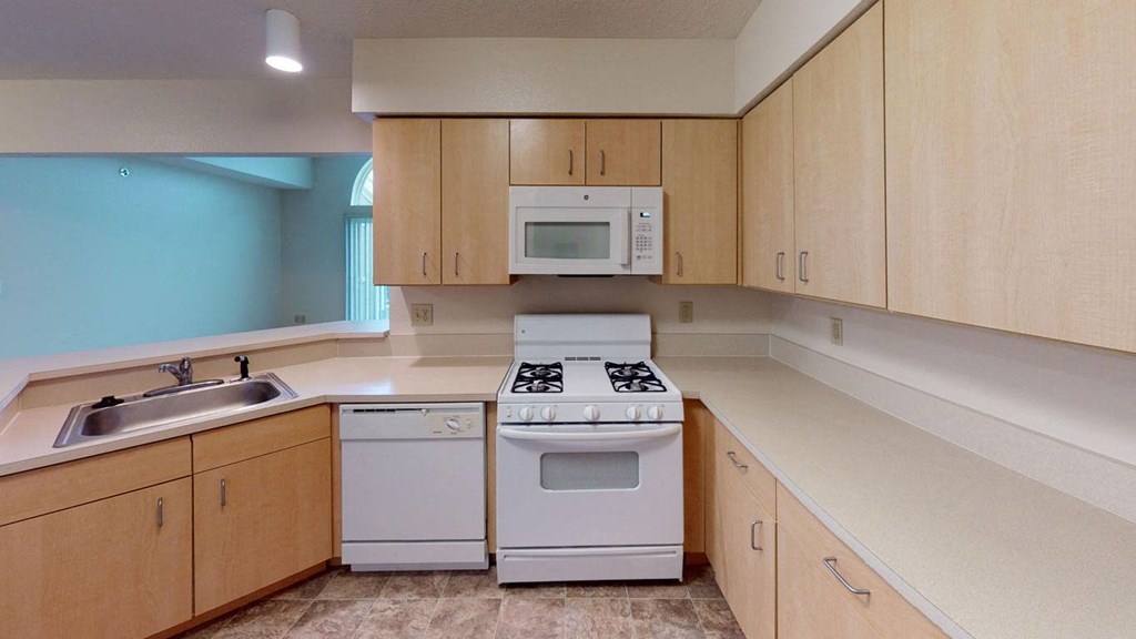 Well equipped kitchen at Hunters Pond Apartment Homes in Champaign, Illinois