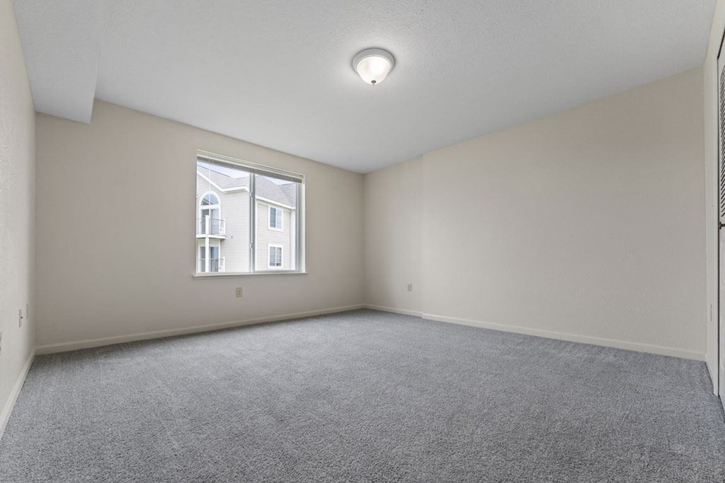 large bedroom with plush carpeting at Hunters Pond Apartment Homes, Champaign, Illinois
