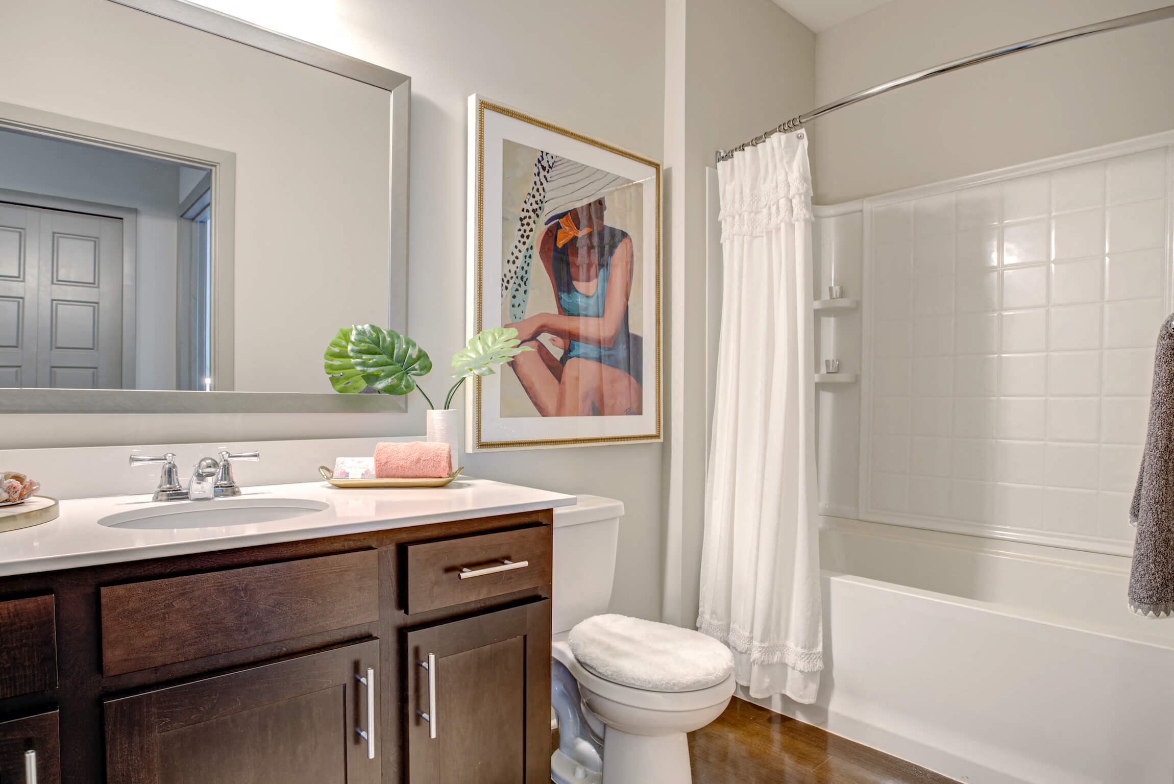 Large Soaking Tub In Bathroom at River Crossing Apartments, St. Charles, MO, 63303
