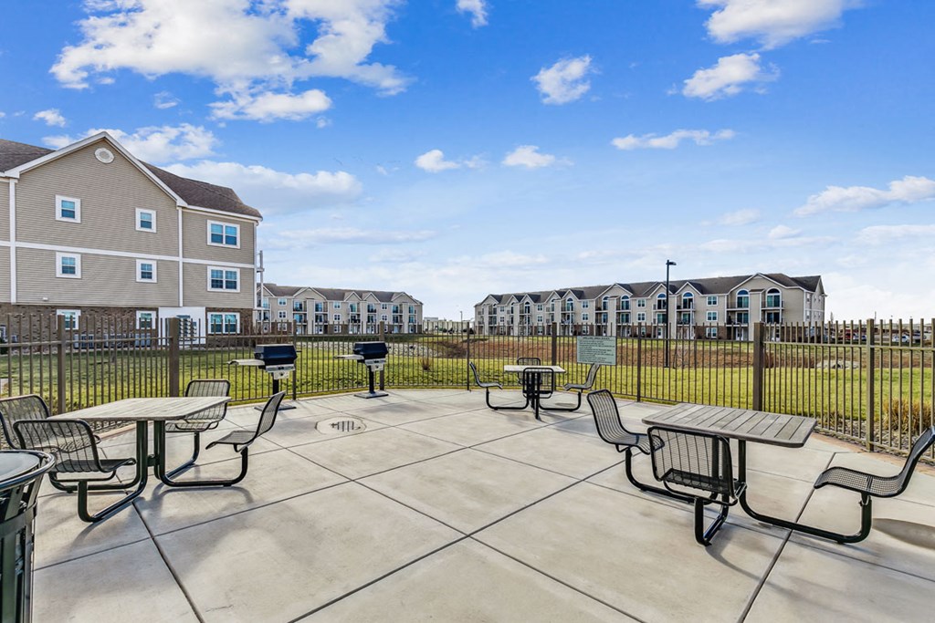 Grilling Area with Seating at Stoney Pointe Apartment Homes in Wichita, KS
