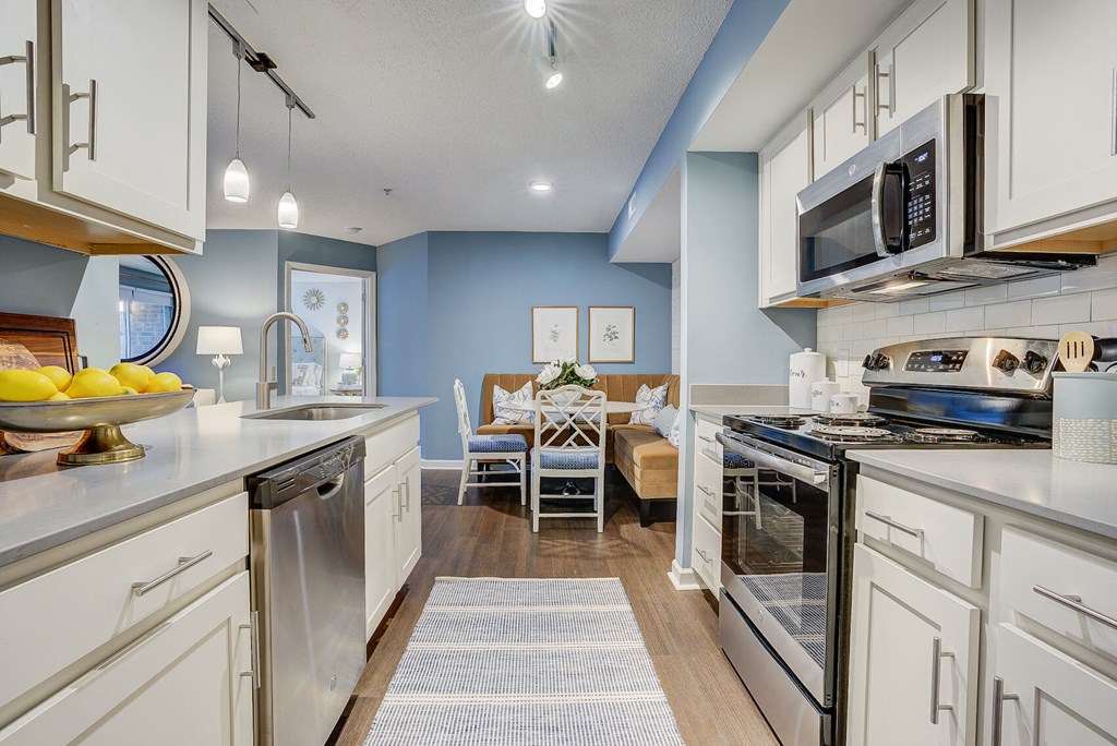 Fully Furnished Kitchen With Stainless Steel Appliances at Sunscape Apartments, Roanoke, VA, 24018