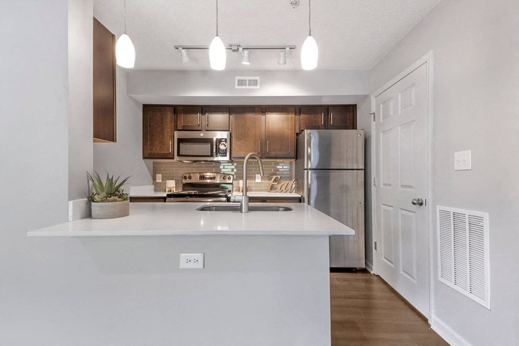 Fully Equipped Kitchen With Modern Appliances at Sunscape Apartments, Roanoke, VA