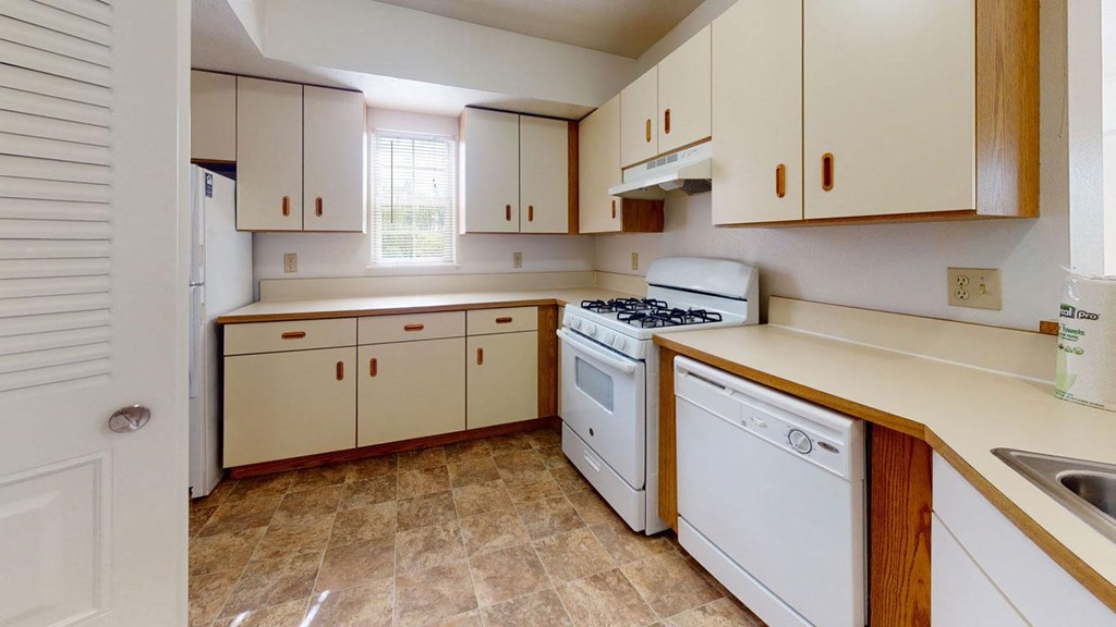 End Style Kitchen at Tall Oaks Apartment Homes, Kalamazoo, 49009