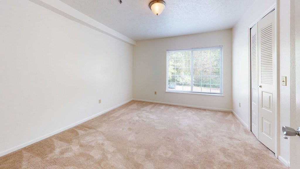 Large Bedroom at Tall Oaks Apartment Homes, Kalamazoo, 49009
