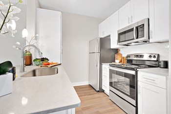 Kitchen Designed Kitchen Designed at The Retreat Apartments, Virginia - Photo Gallery 2