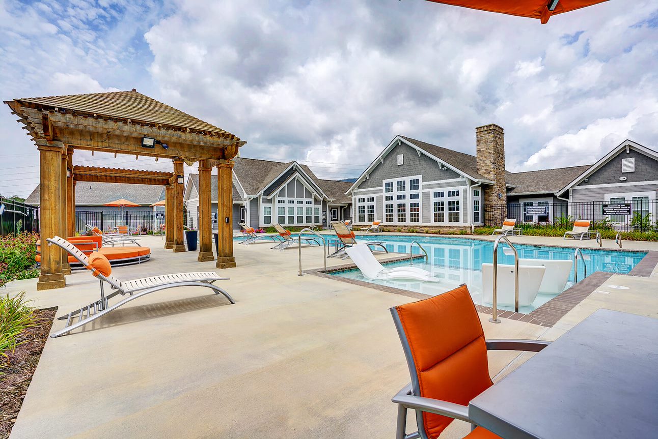 Swimming Pool With Relaxing Sundecks at The Retreat Apartments, Virginia, 24019
