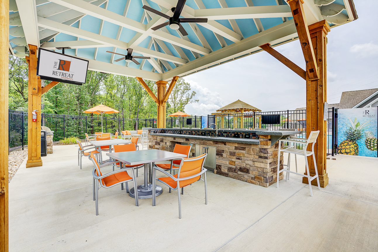 Outdoor Dinning Area at The Retreat Apartments, Roanoke, 24019