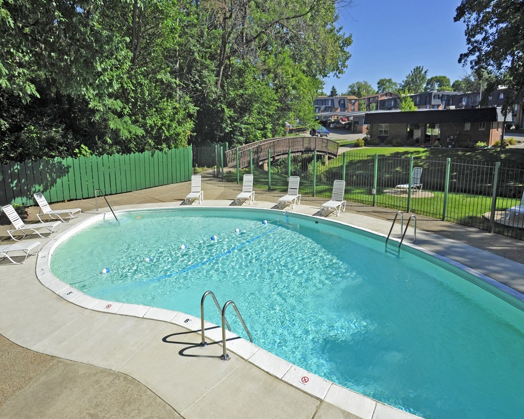 Sparkling Swimming Pool with Sundeck at Timberbrook Apartments, Illinois