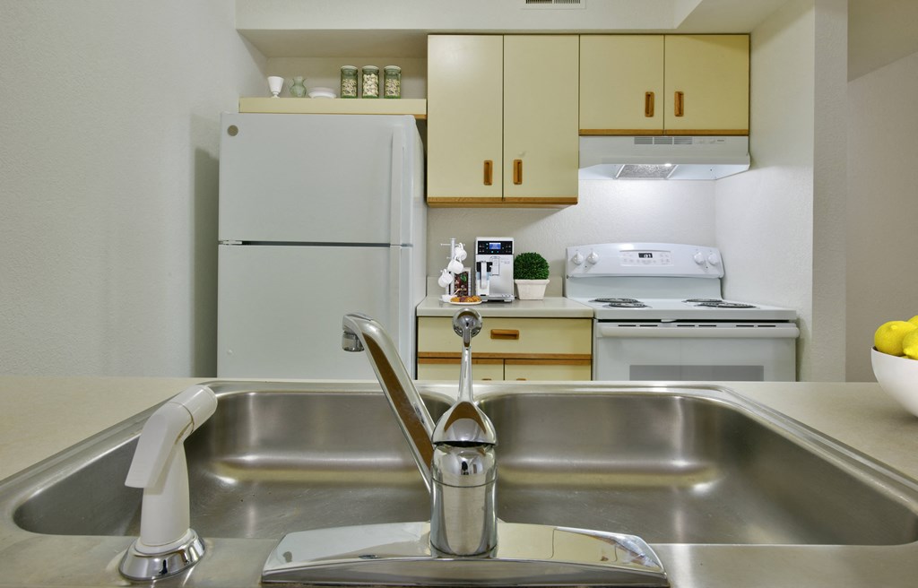 Two Bedroom Spruce Kitchen at Thornridge Apartments, Grand Blanc, MI, 48439