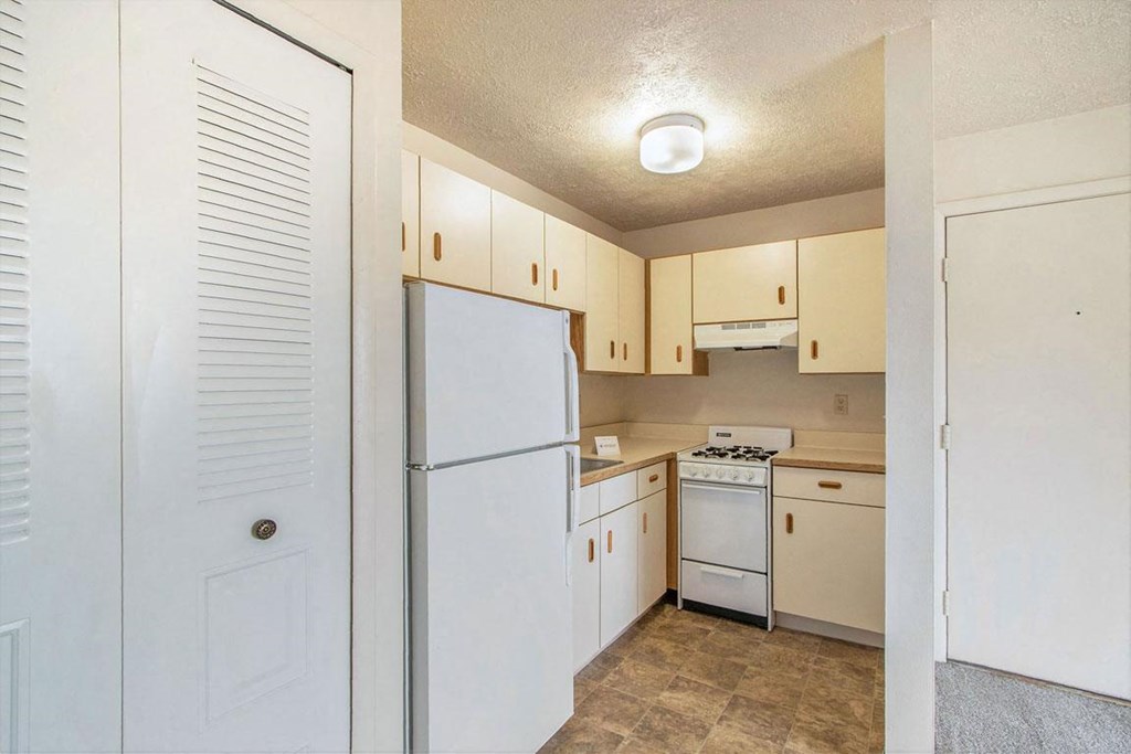 Studio Kitchen at Wingate Apartments, Kentwood, MI, 49512