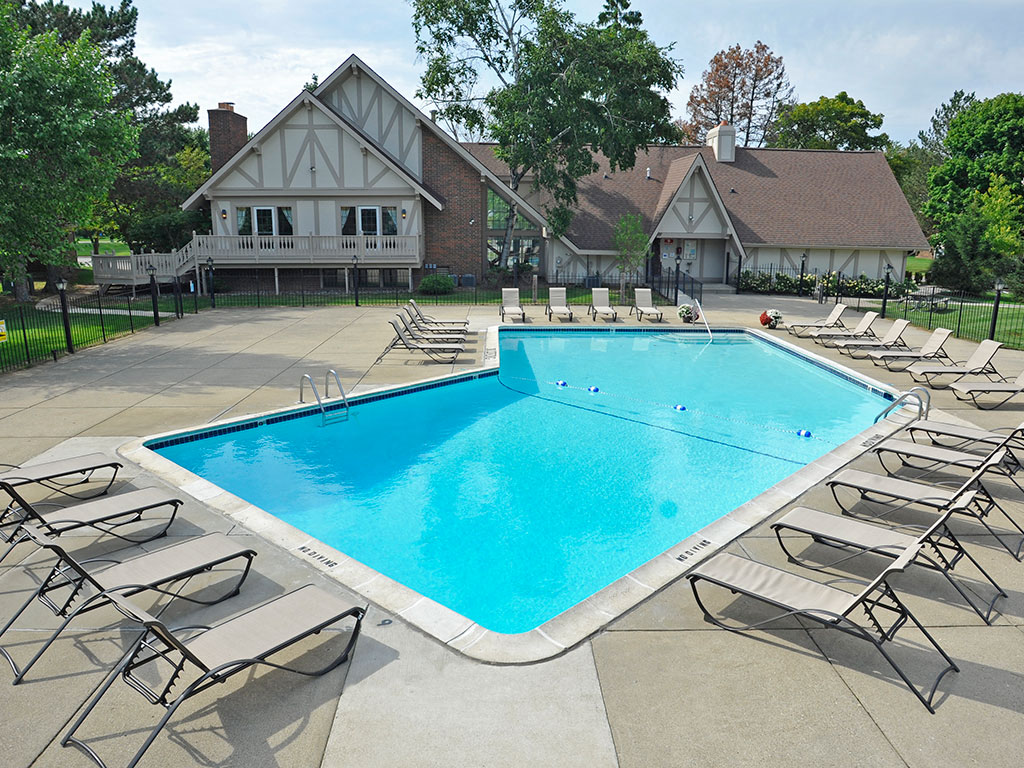 Swimming Pool and Sundeck at Rivers Edge Apartments, Michigan