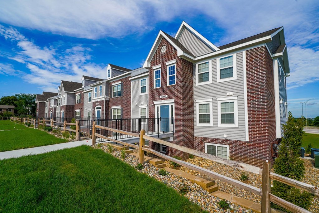 Professionally Landscaped Grounds at Andover Pointe Apartment Homes, La Vista, NE