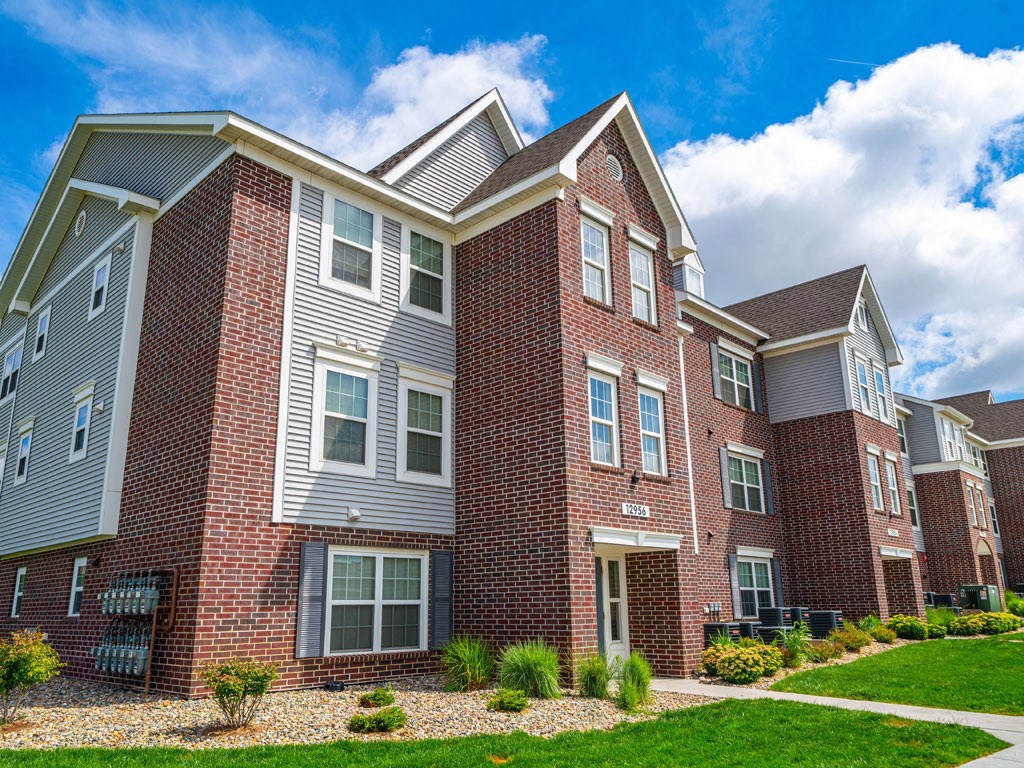 Elegant Exterior View Of Property at Andover Pointe Apartment Homes, La Vista, NE, 68138