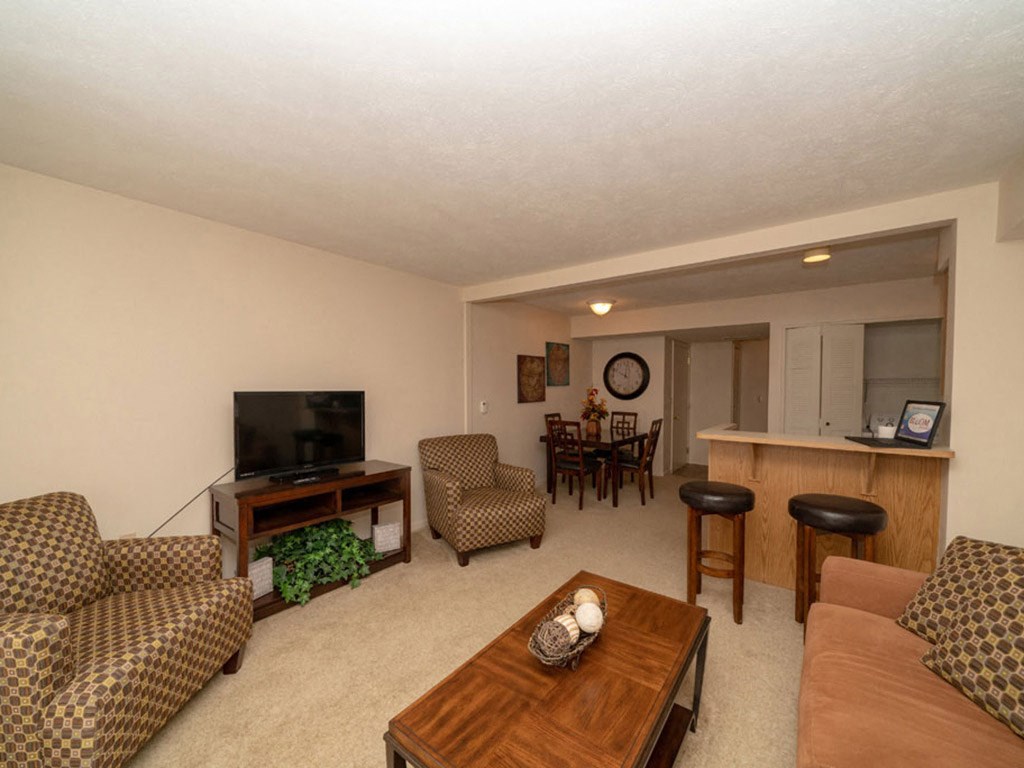 Living Room Come Dining Area at Autumn Lakes Apartments and Townhomes, Indiana, 46544