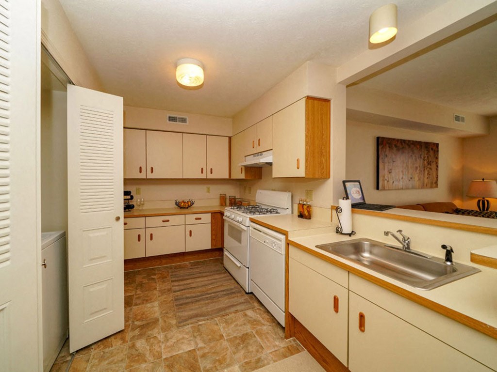 Fully Equipped Kitchen at Autumn Lakes Apartments and Townhomes, Mishawaka, IN, 46544