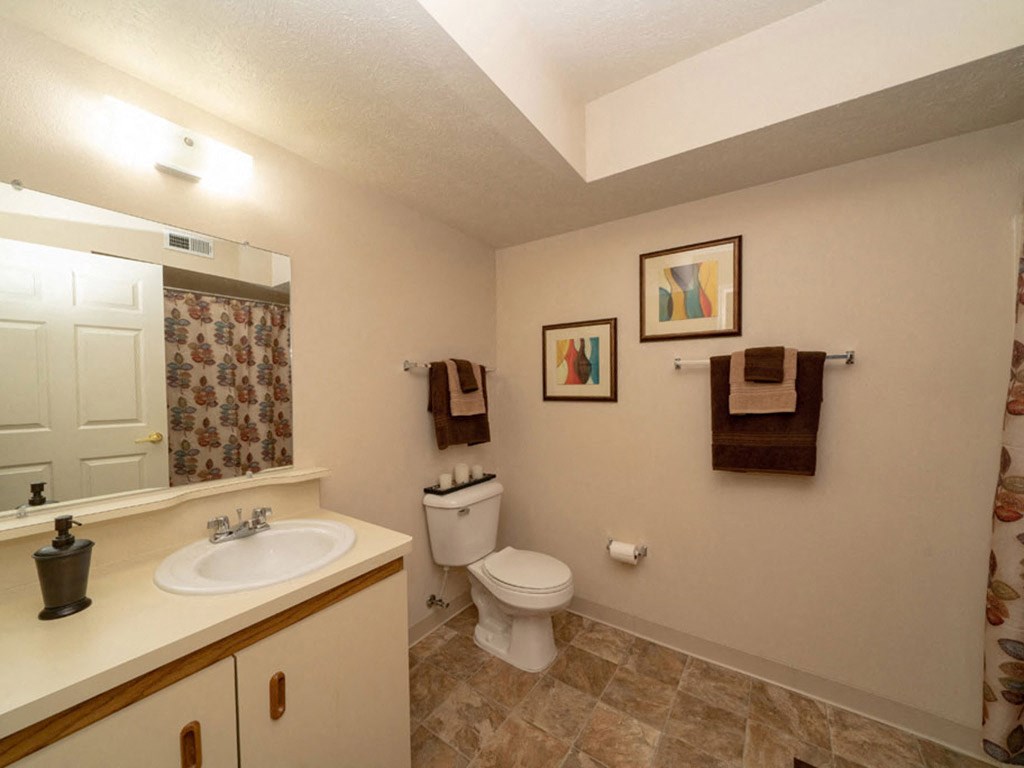 Luxurious Bathrooms at Autumn Lakes Apartments and Townhomes, Mishawaka, IN