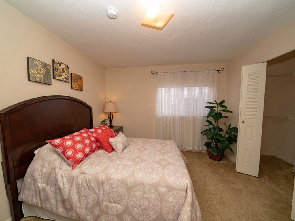 Beautiful Bright Bedroom With Wide Windows at Autumn Lakes Apartments and Townhomes, Mishawaka, 46544