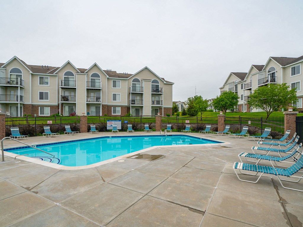 Pool With Sunning Deck at Black Sand Apartment Homes, Lincoln, Nebraska