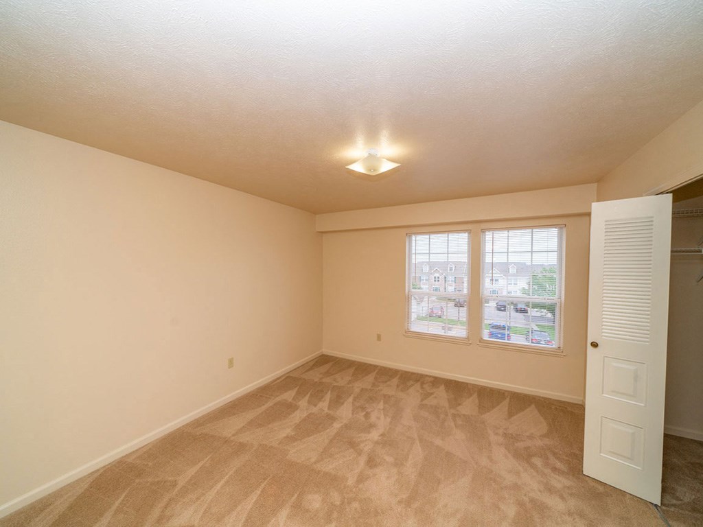 Living Room With Expansive Window at Black Sand Apartment Homes, Lincoln, NE