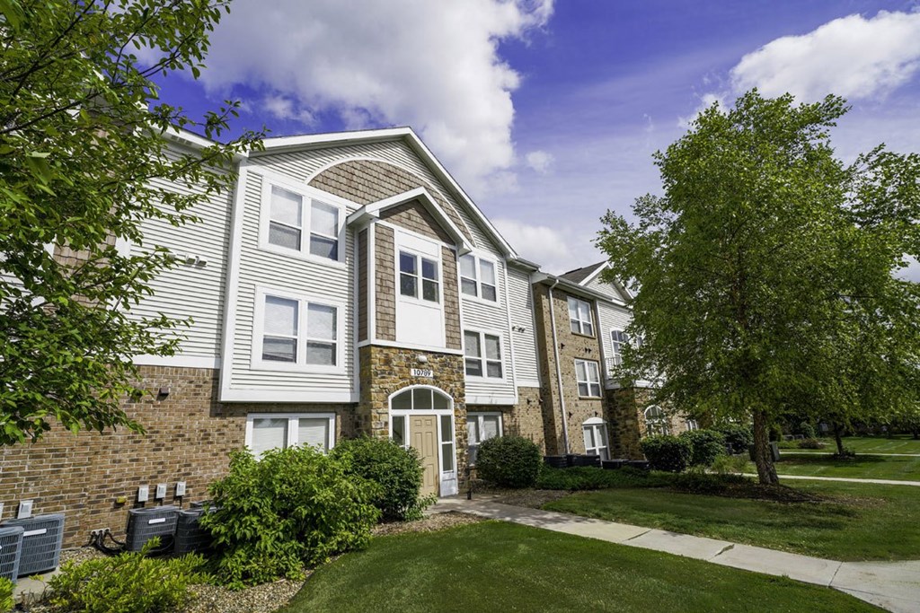 Defined Walking Paths at Brentwood Park Apartments, Nebraska