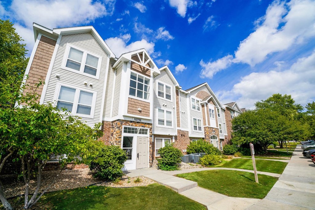 Beautiful Green Landscaping at Brentwood Park Apartments, Nebraska