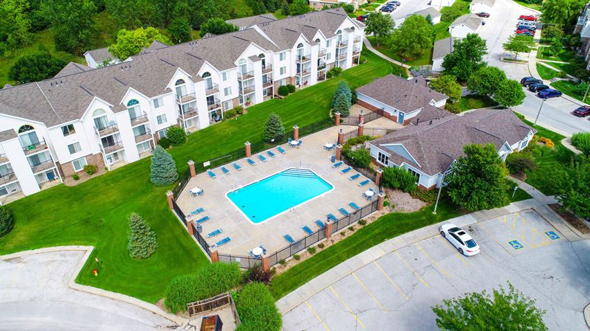 Overhead view of Outdoor Pool and Sundeck Overhead view of Outdoor Pool and Sundeck at Brentwood Park Apartments in La Vista, NE