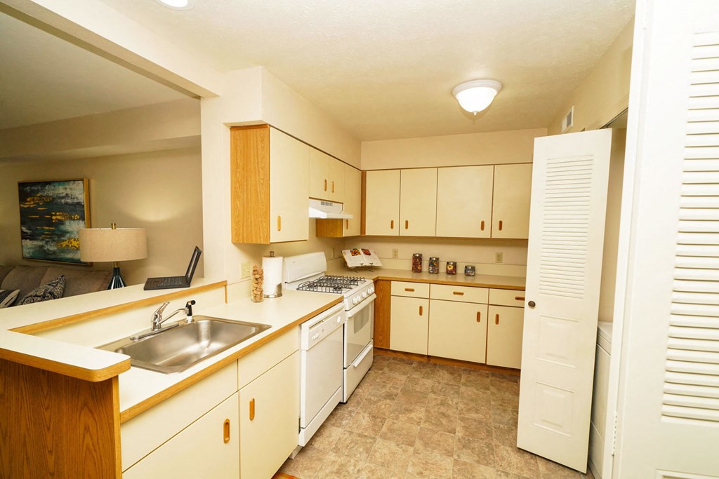 Large One Bedroom Kitchen at Brentwood Park Apartments, Nebraska