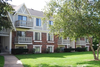 Green Views Green Views at Briarwood Apartments, Benton Harbor, Michigan - Photo Gallery 3