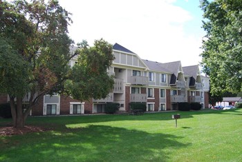 Mature Trees and Greenery Mature Trees and Greenery at Briarwood Apartments, Benton Harbor, Michigan - Photo Gallery 6