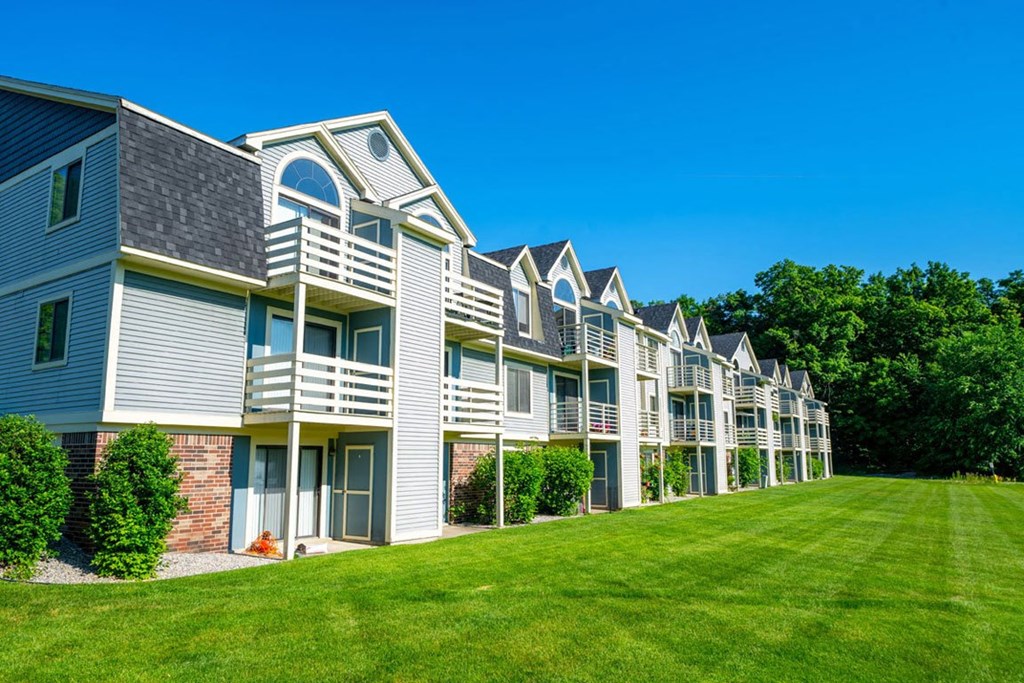 Park Like Grounds at Canal Club Apartments in Lansing, Michigan