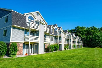 Park Like Grounds Park Like Grounds at Canal Club Apartments in Lansing, Michigan - Photo Gallery 4