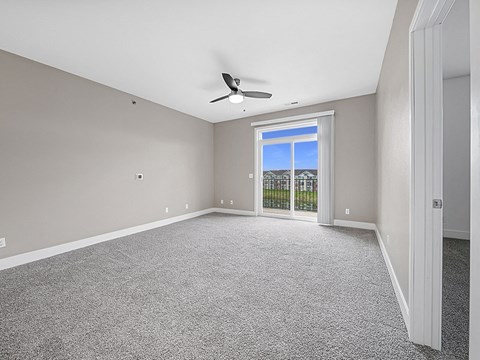 A living room with a ceiling fan and a carpeted floor at Chase Creek Apartment Homes, Huntsville, AL, 35811