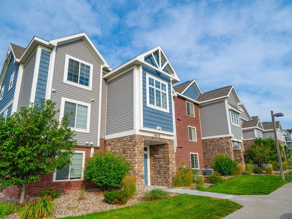Lush Green Grounds with Pathways at Colonial Pointe at Fairview Apartments, Bellevue, NE