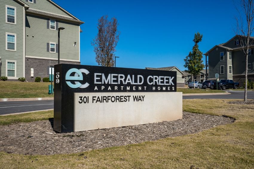 Emerald Creek Entrance Sign - Photo Gallery 1