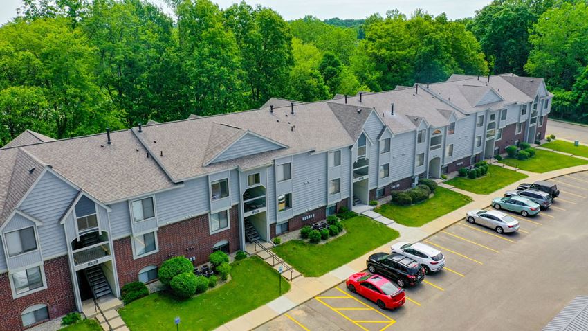 Beautifully Landscaped Lawns Beautifully Landscaped Lawns at Glenn Valley Apartments, Battle Creek, 49015