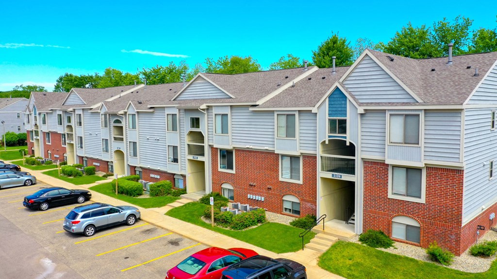 Expertly Maintained Grounds at Glenn Valley Apartments, Battle Creek, 49015