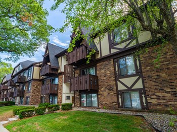 Exterior Property Design at Glen Oaks Apartments, Muskegon, MI - Photo Gallery 9