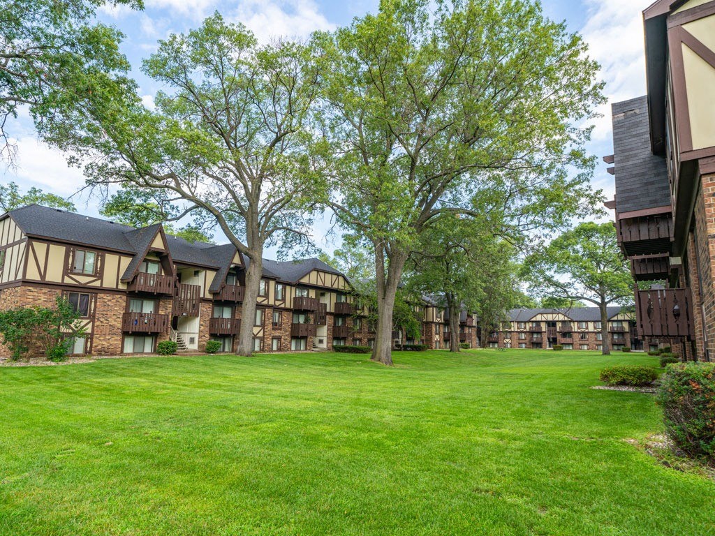 Courtyard With Green Space at Glen Oaks Apartments, Michigan, 49442