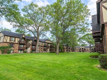 Courtyard With Green Space at Glen Oaks Apartments, Michigan, 49442 - Photo Gallery 11
