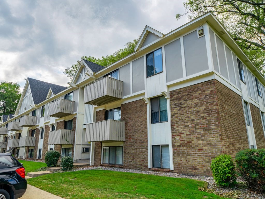 Well Maintained Exterior at Glen Oaks Apartments, Muskegon, Michigan