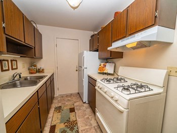 Fully Equipped Kitchen at Glen Oaks Apartments, Muskegon - Photo Gallery 20