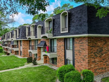 Elegant Exterior View at Glen Oaks Apartments, Muskegon