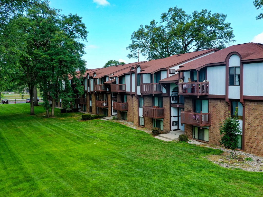 Lush Green Outdoor Spaces at Glen Oaks Apartments, Muskegon, 49442