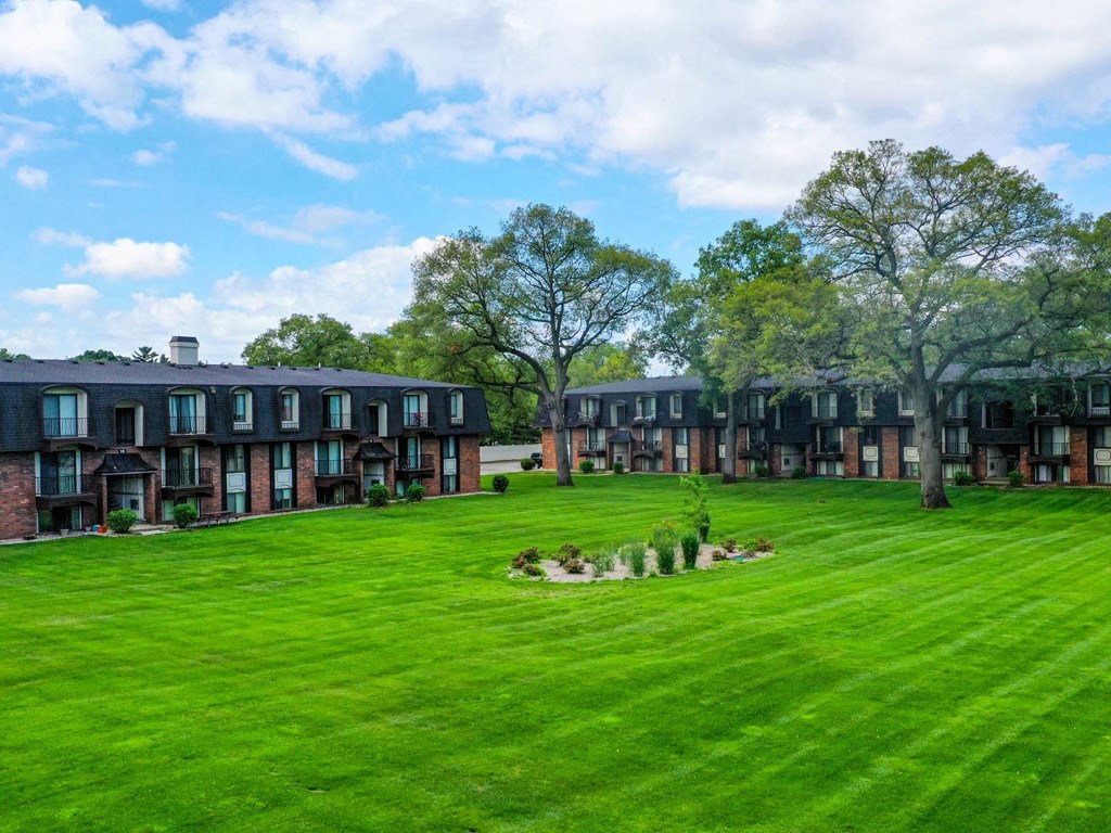 Lush Landscaping And Park Like Setting at Glen Oaks Apartments, Muskegon, MI