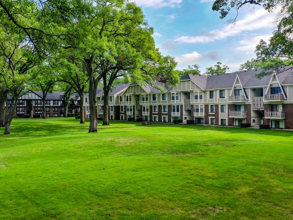 Lush Landscaping Lush Landscaping at Glen Oaks Apartments, Muskegon, 49442