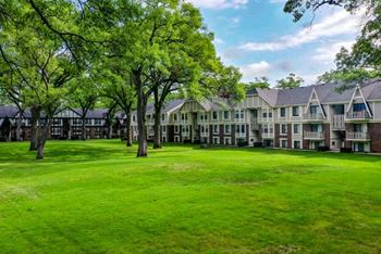 Park-like Grounds With Picnic Areas at Glen Oaks Apartments in Muskegon, MI