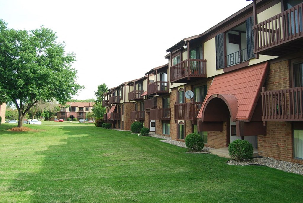 Manicured Lawns at Granada Apartments, Jackson, MI, 49202