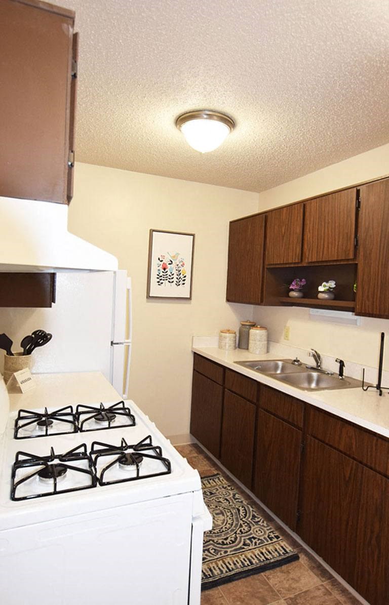 Gas Range In Kitchen at Granada Apartments, Jackson, 49202