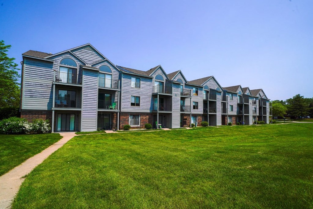 Sprawling Green Lawns at Green Ridge Apartments, MI 49544